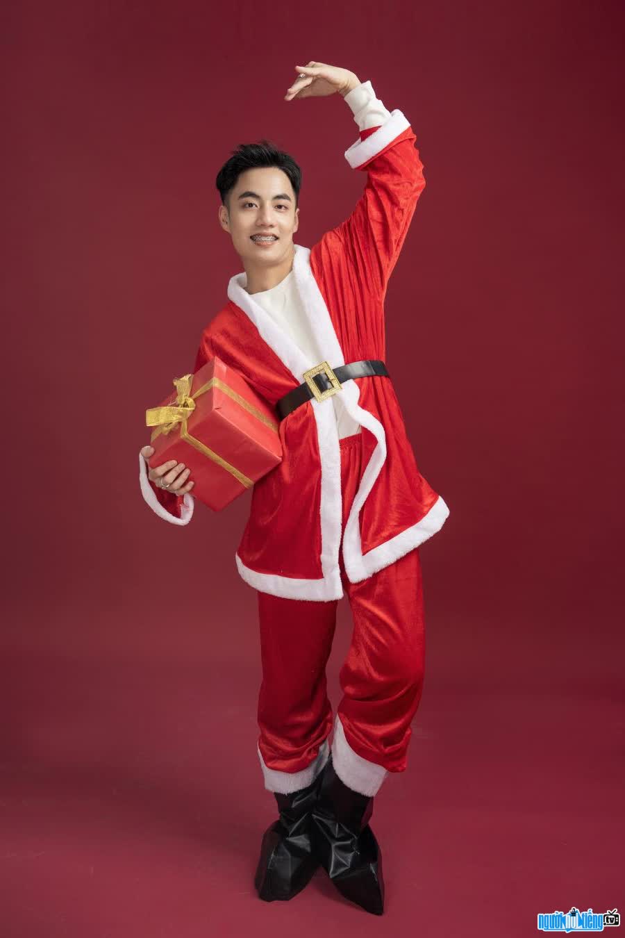 Hình ảnh Tiktoker Quang Lâm MeMe hóa thân thành Ông già Noel