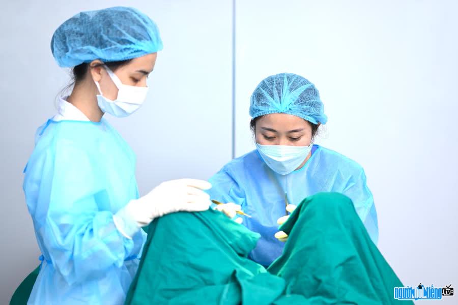 Picture of doctors of Tam Phuc clinic examining patients