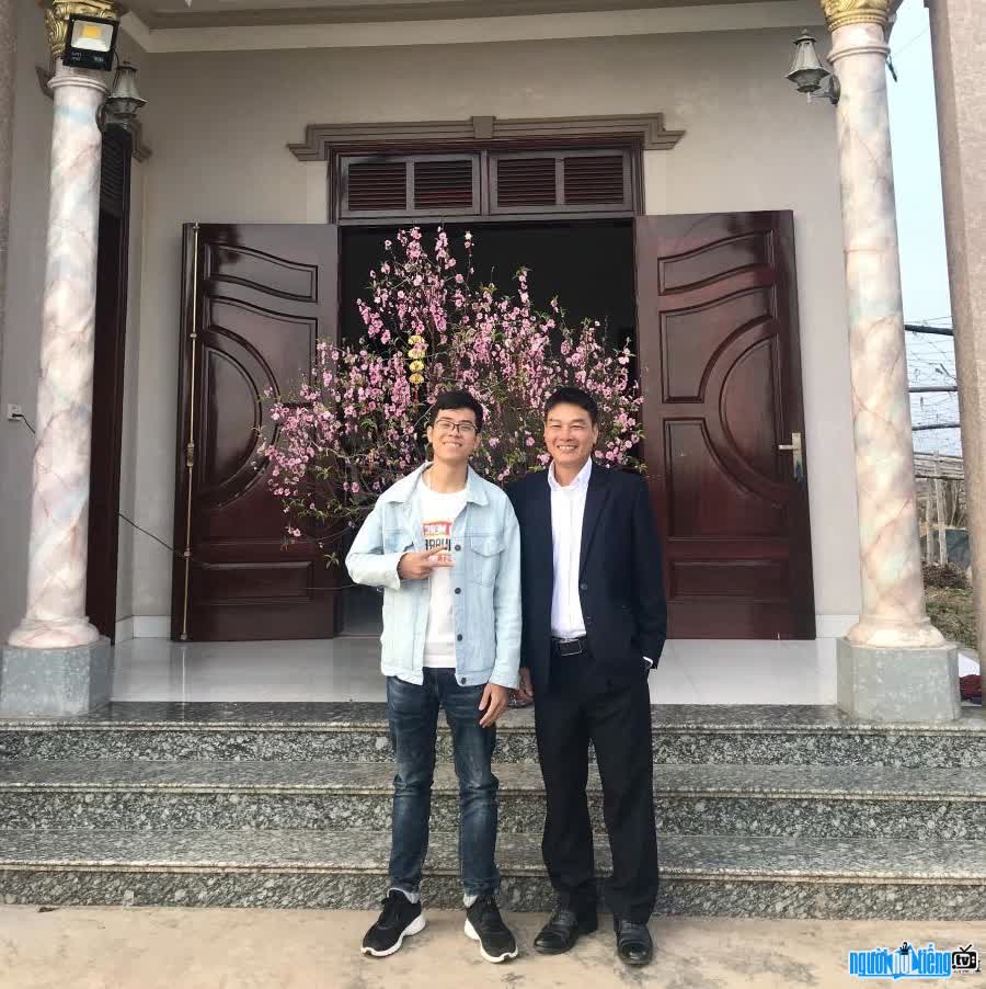 Picture of Dinh Hoang with his father