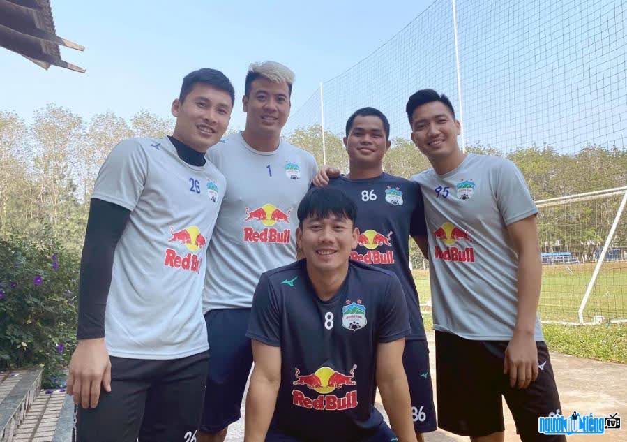 Goalkeeper Le Van Truong taking pictures with teammates