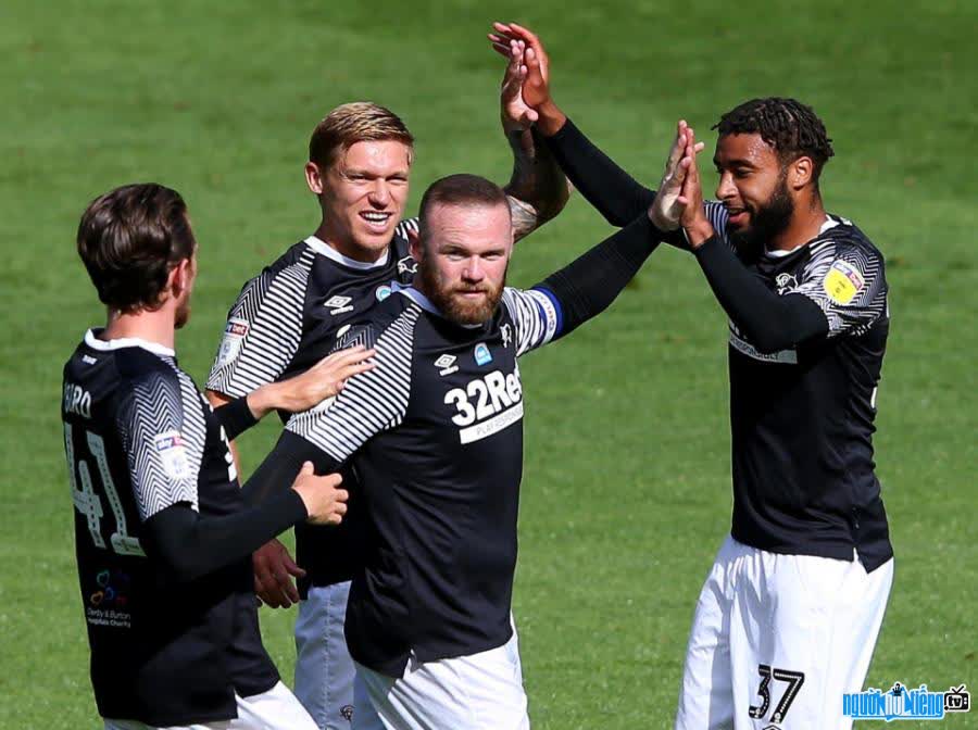 Hình ảnh các cầu thủ Derby County đang ăn mừng bàn thắng