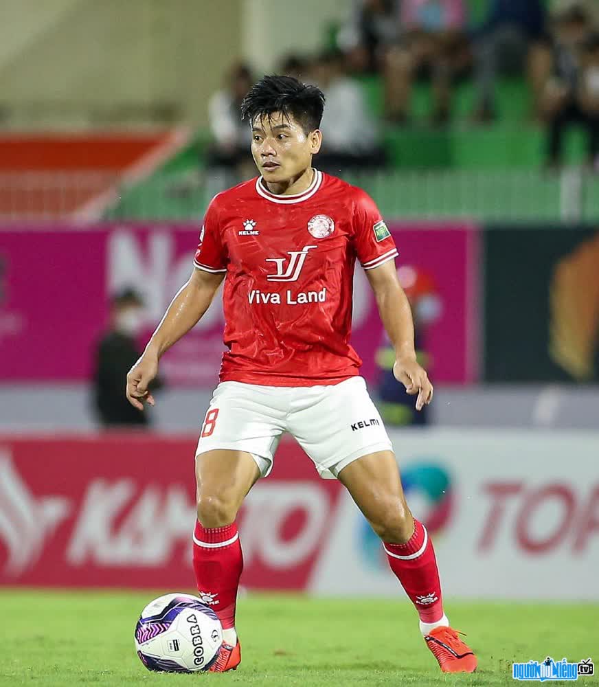  Midfielder Tran Thanh Binh always gives his best on the pitch