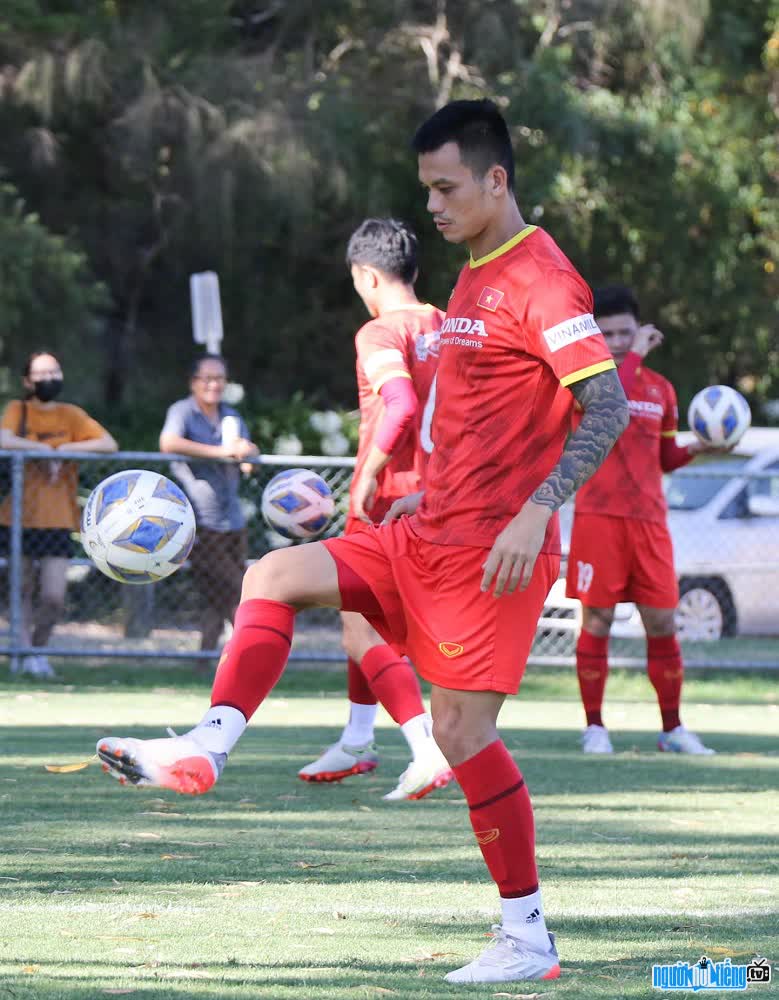 Cầu thủ Nguyễn Hữu Tuấn chăm chỉ tập luyện