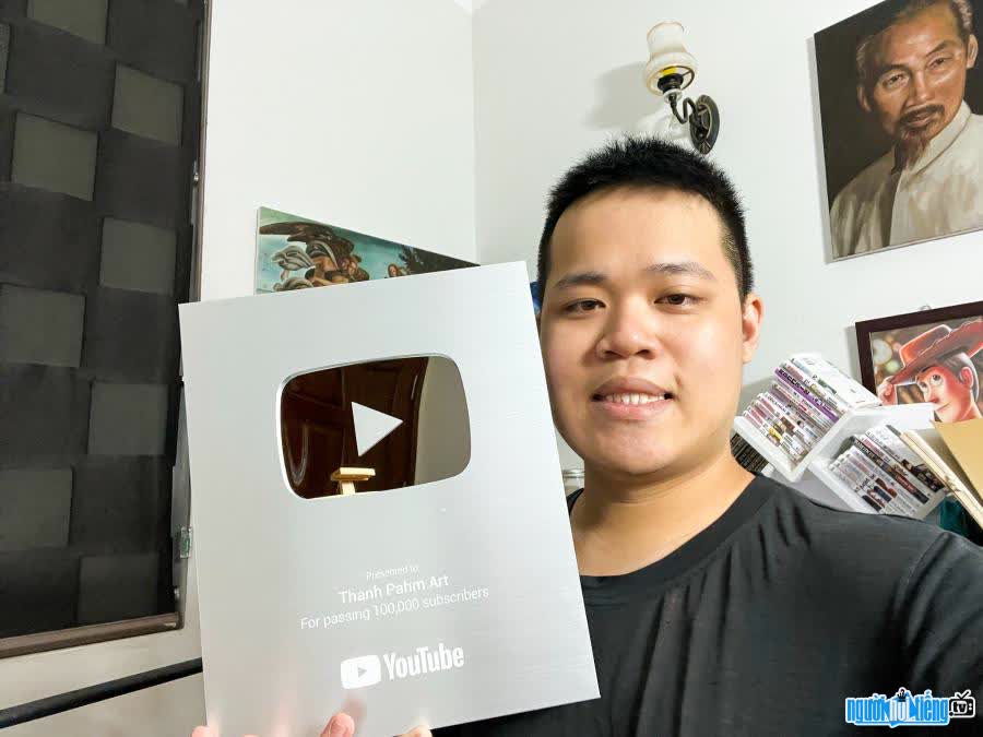 Image of Youtuber Thanh Pahm showing off the silver button Youtube