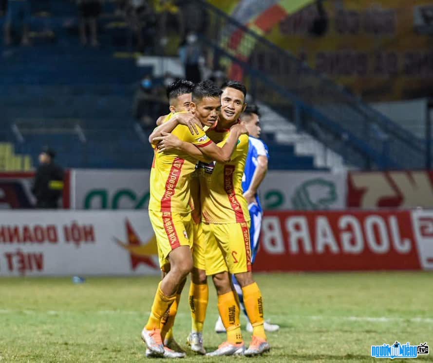  Pictures of players celebrating victory with teammates