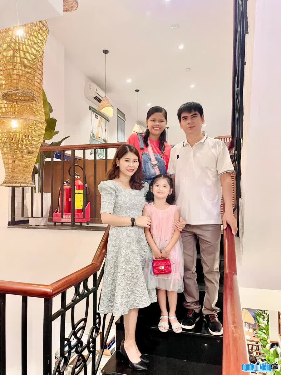 Hình ảnh Hot mom Đinh Khánh An bên gia đình nhỏ