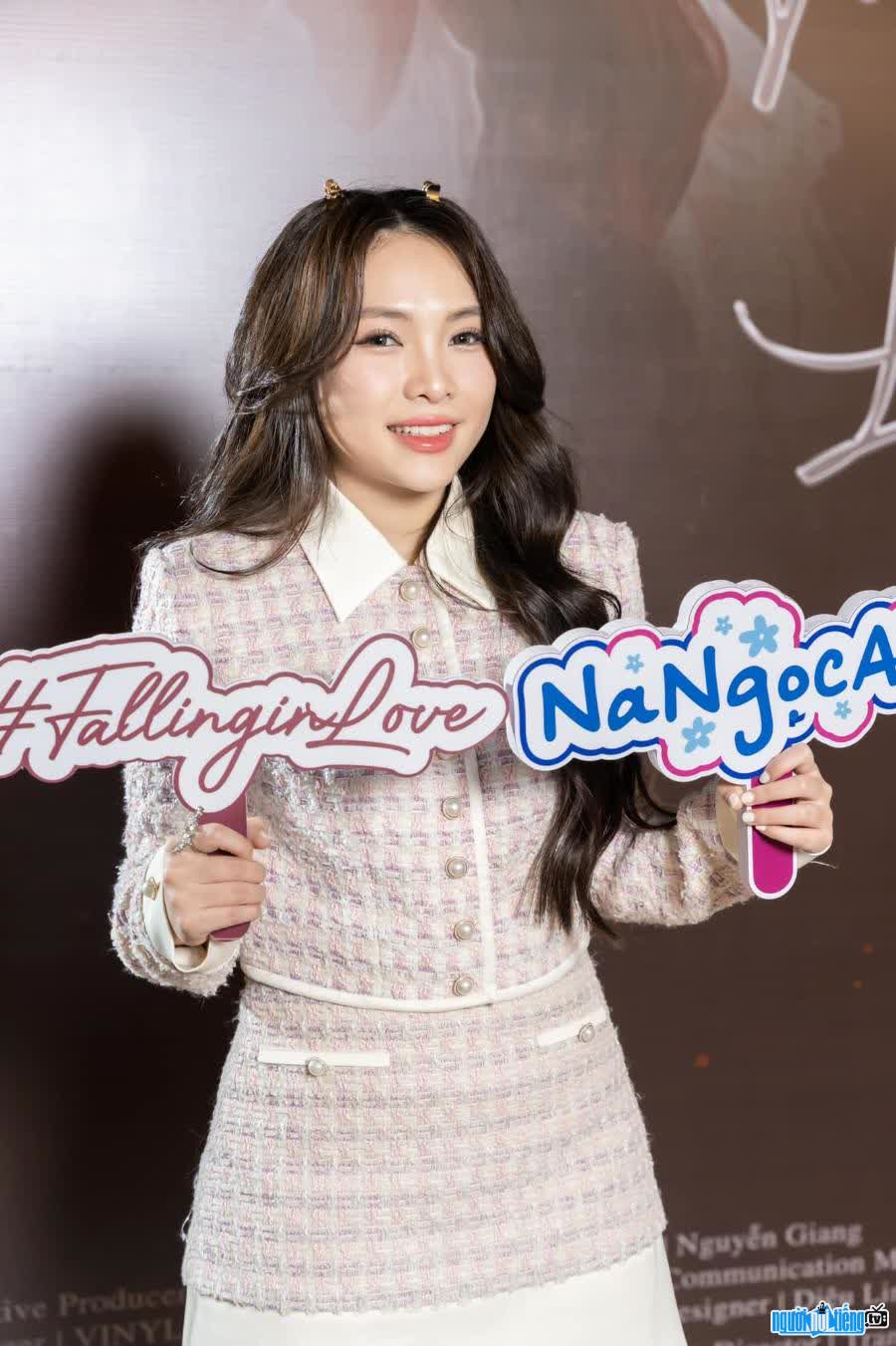 Picture of singer Na Ngoc Anh at the premiere of her first MV