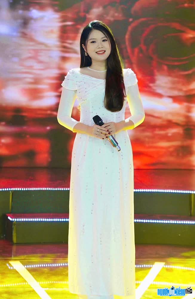 Nguyễn Lan Thu xinh đẹp khi đứng trên sân khấu
