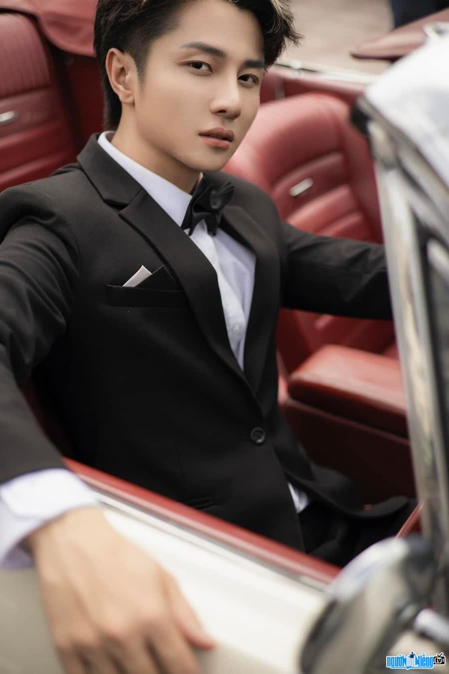 Hình ảnh diễn viên Minh Thành tạo dáng với siêu xe