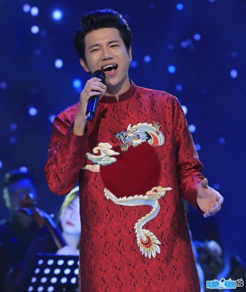 Hình ảnh ca sĩ trẻ Trịnh Văn Núi cháy hết mình trên sân khấu