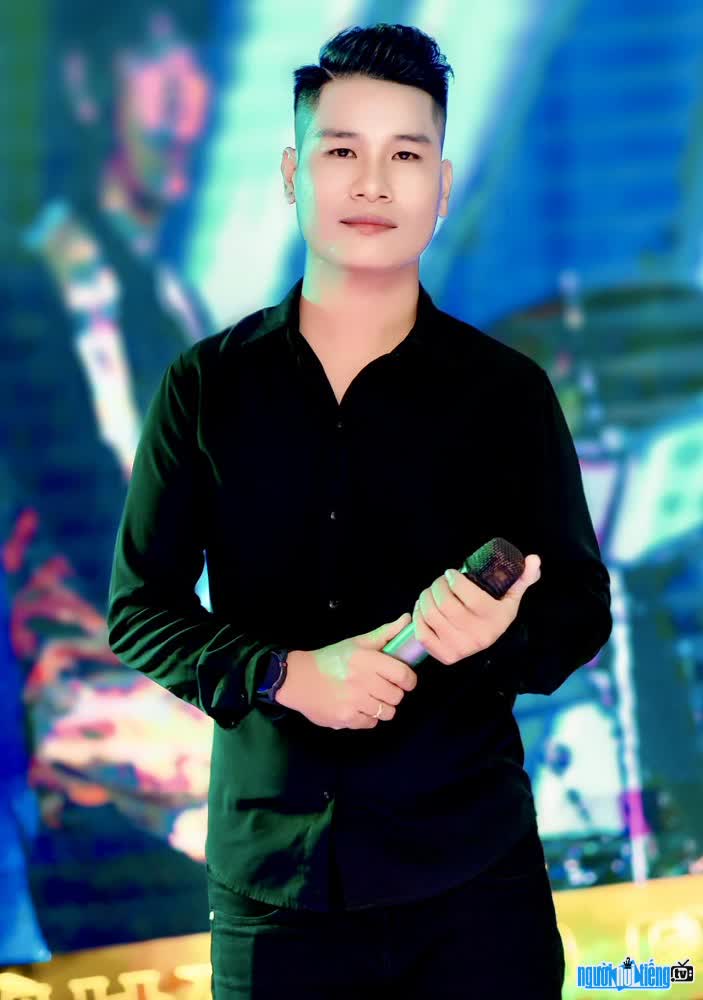 Hình ảnh nam ca sĩ Lê Nhật Trường trên sân khấu