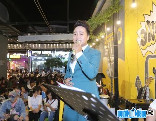  The image of male singer Truong Le burning hard on stage