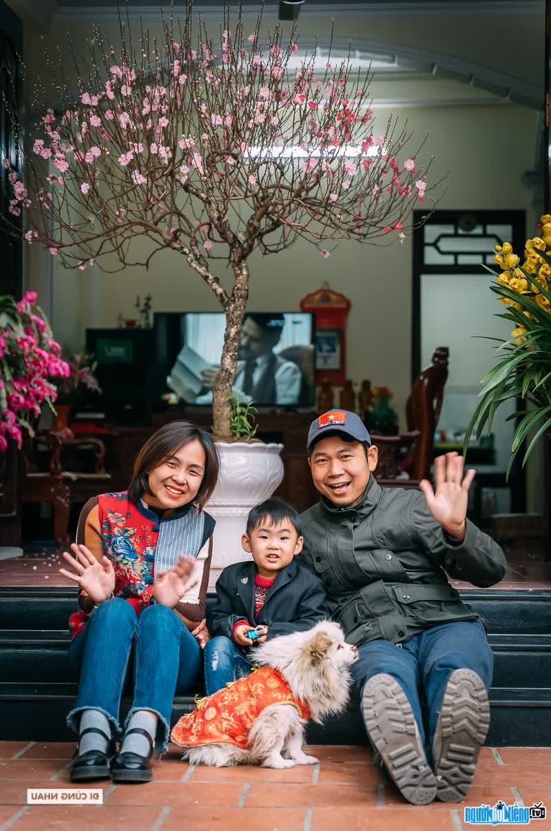 Hình ảnh Blogger Hachi hạnh phúc bên vợ và con trai