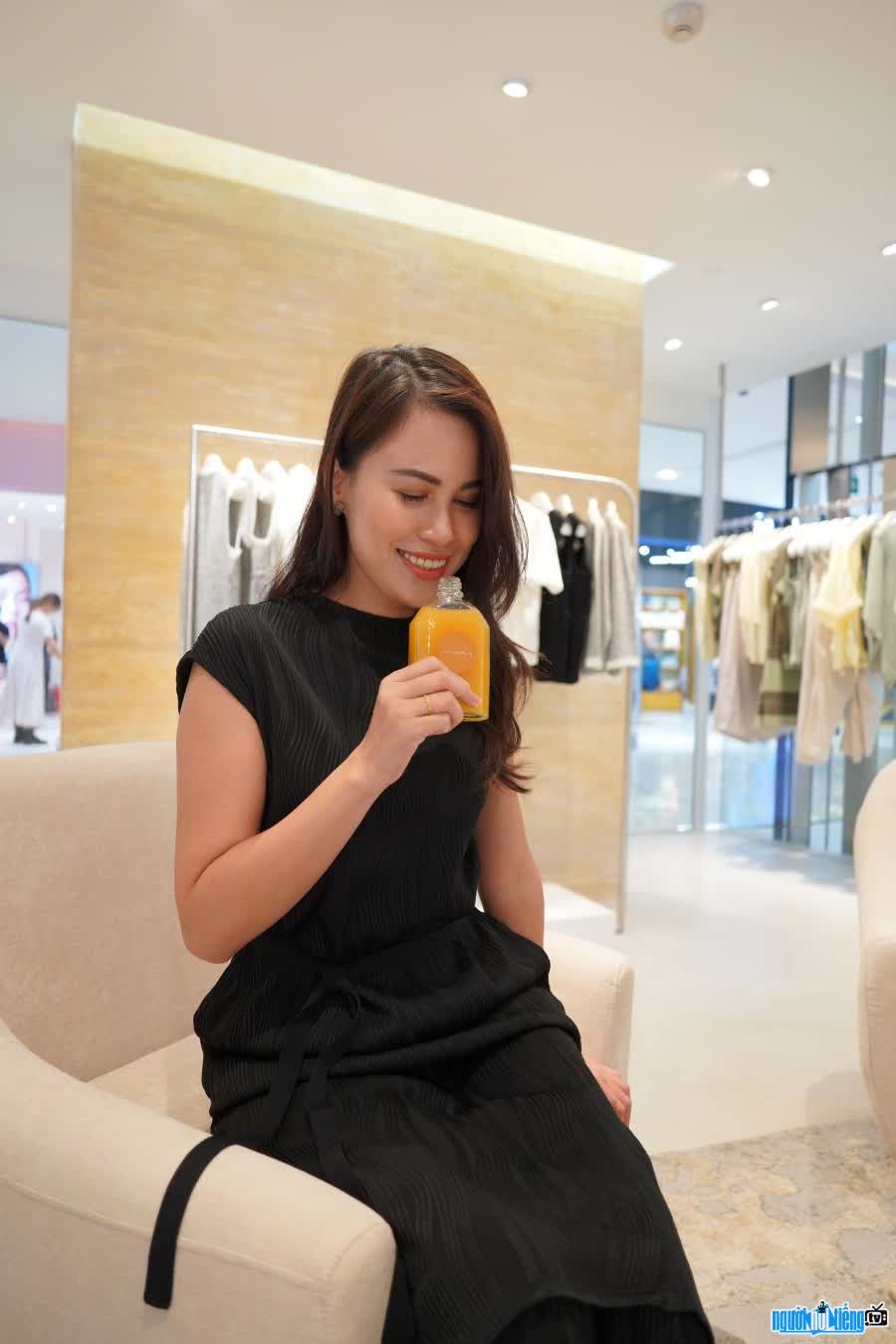 Hình ảnh blogger Crystal Huyền Trang tại một cửa hàng thời trang