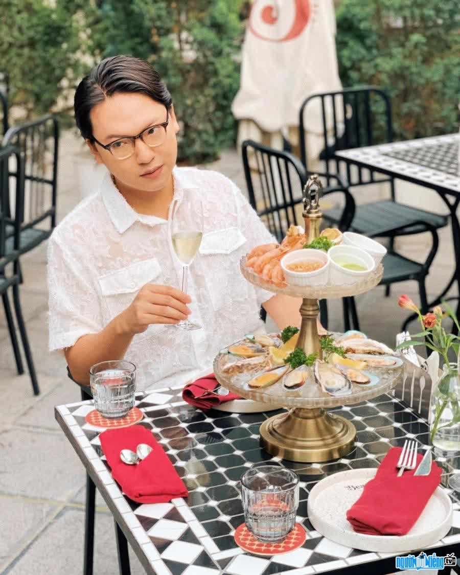 Hình ảnh Food Blogger Trần Duy Long check in với bàn ăn chanh xả