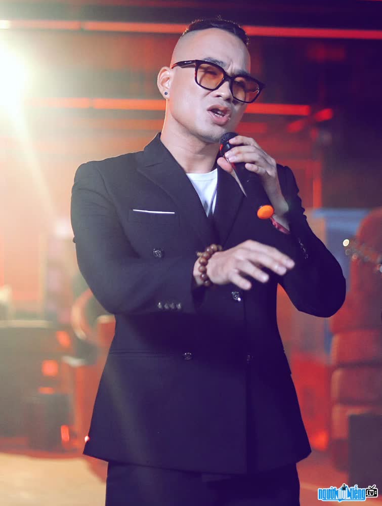  Singer Anh Tuan burning on stage