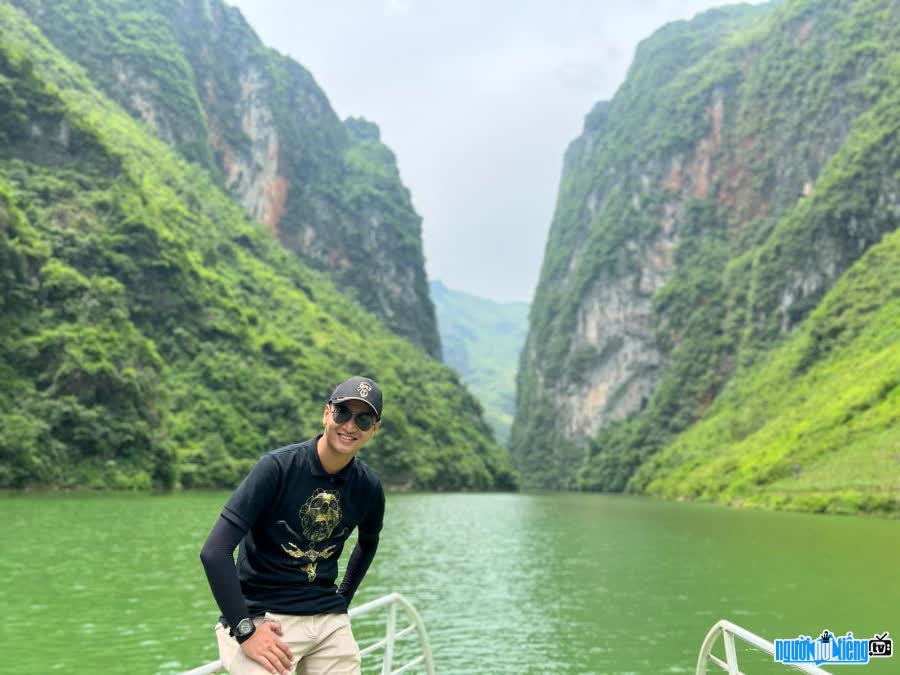 A picture of actor Vuong Trong Tri at a tourist destination
