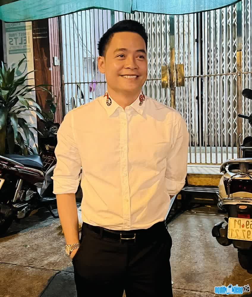 Hình ảnh doanh nhân Nguyễn Bá Lịch với nụ cười tỏa nắng