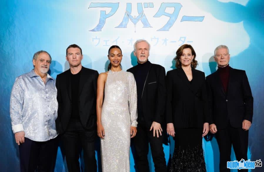 A picture of the cast and producer of the movie Avatar 2
