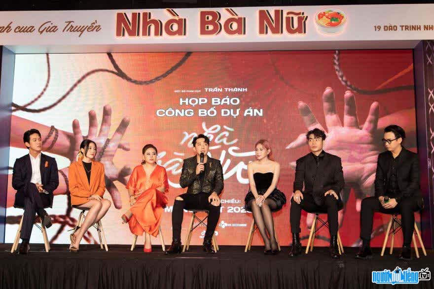Pictures of Ba Nu's cast at the movie premiere
