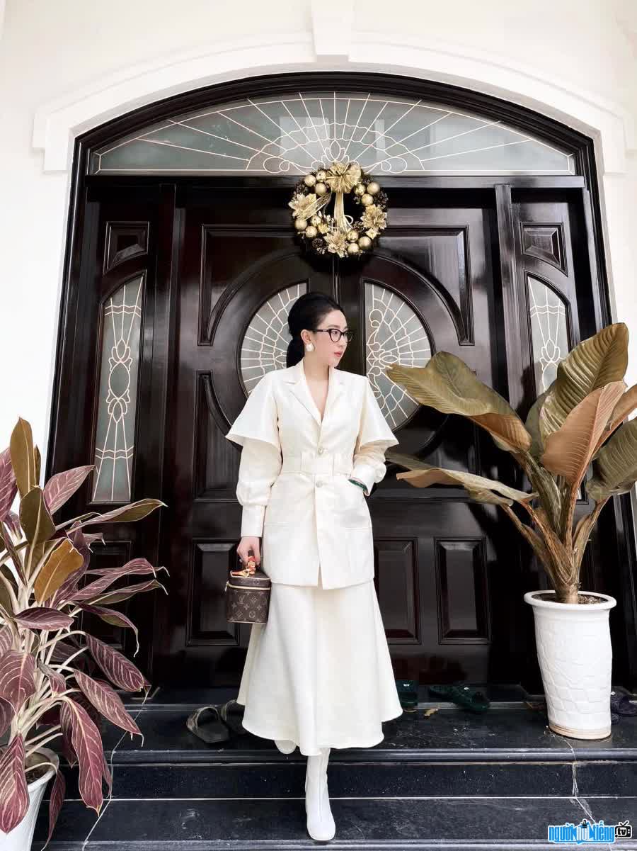 Nguyen Dieu Linh is known as the owner of fashion brand DLING NG DESIGN