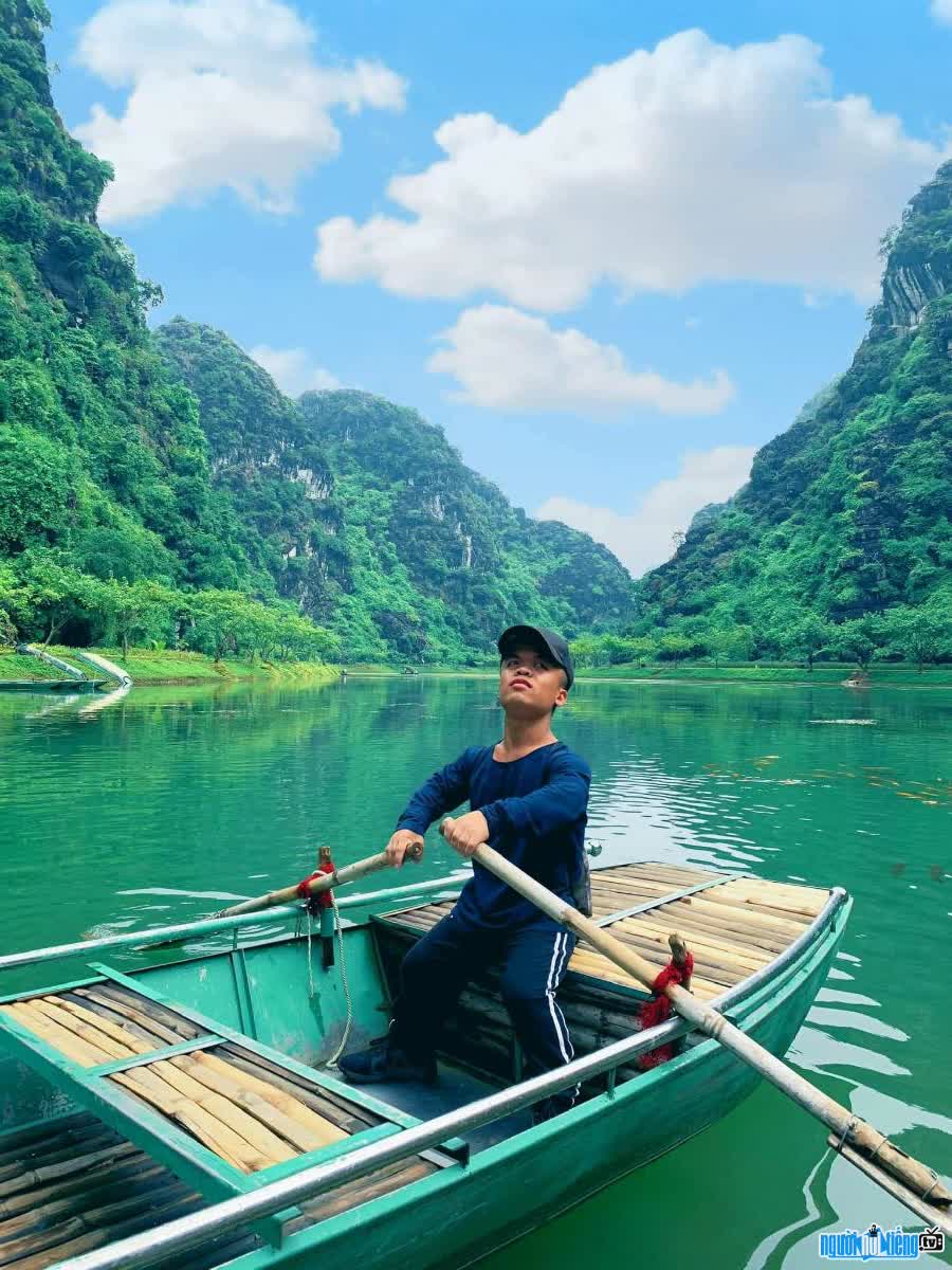 Hình ảnh Tiktoker Nguyễn Tiến Mạnh trong một chuyến đi chơi