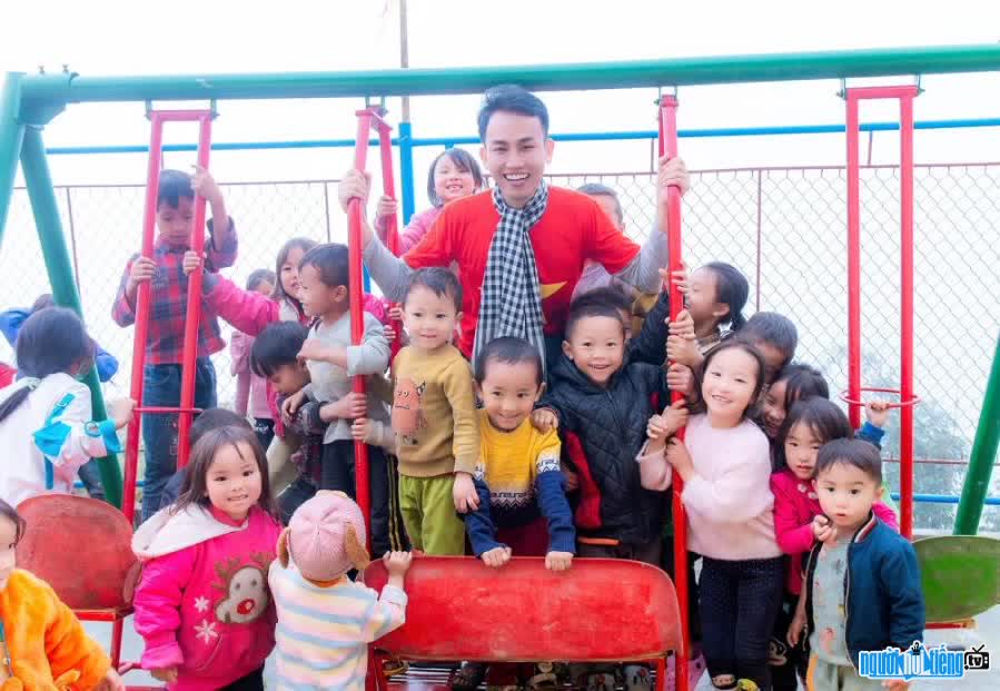  Vien Dinh Long (Long Bym) playing with children in the highlands