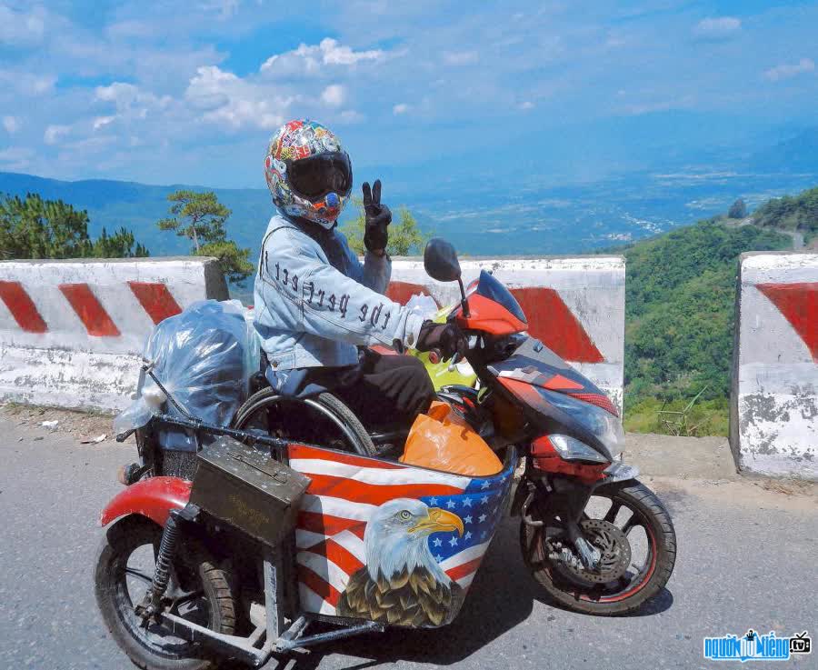 Hình ảnh Phan Vũ Minh với chiếc xe lăn cùng anh đi qua 30 tình thành