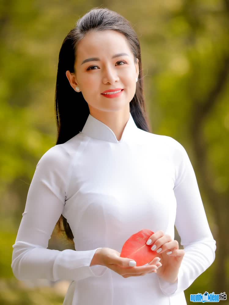  Ky Duyen MC is gentle in ao dai