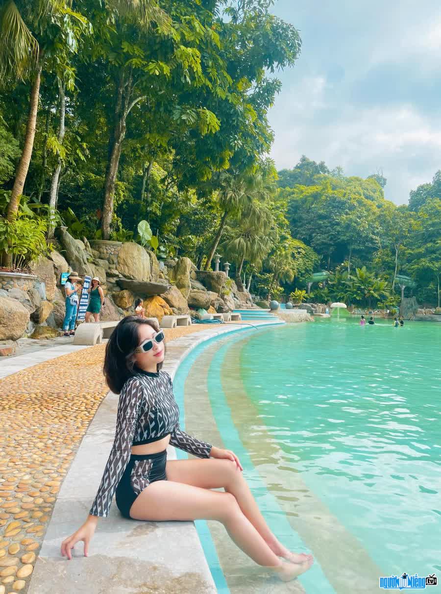 The image of Tiktoker Mai Mam posing at the pool