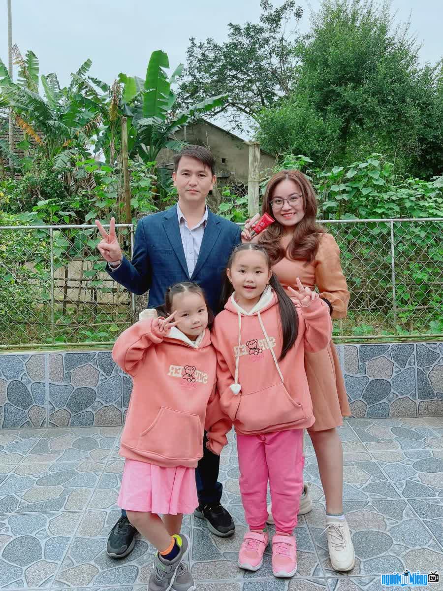 Hình ảnh Tiktoker Lê Thị Kiều Trang hạnh phúc bên chồng và hai con gái