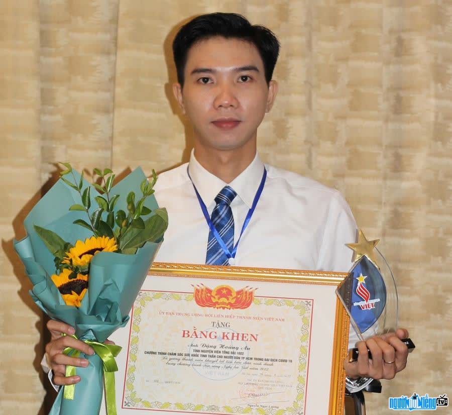  Picture of Dang Hoang An receiving a certificate of merit and prizes