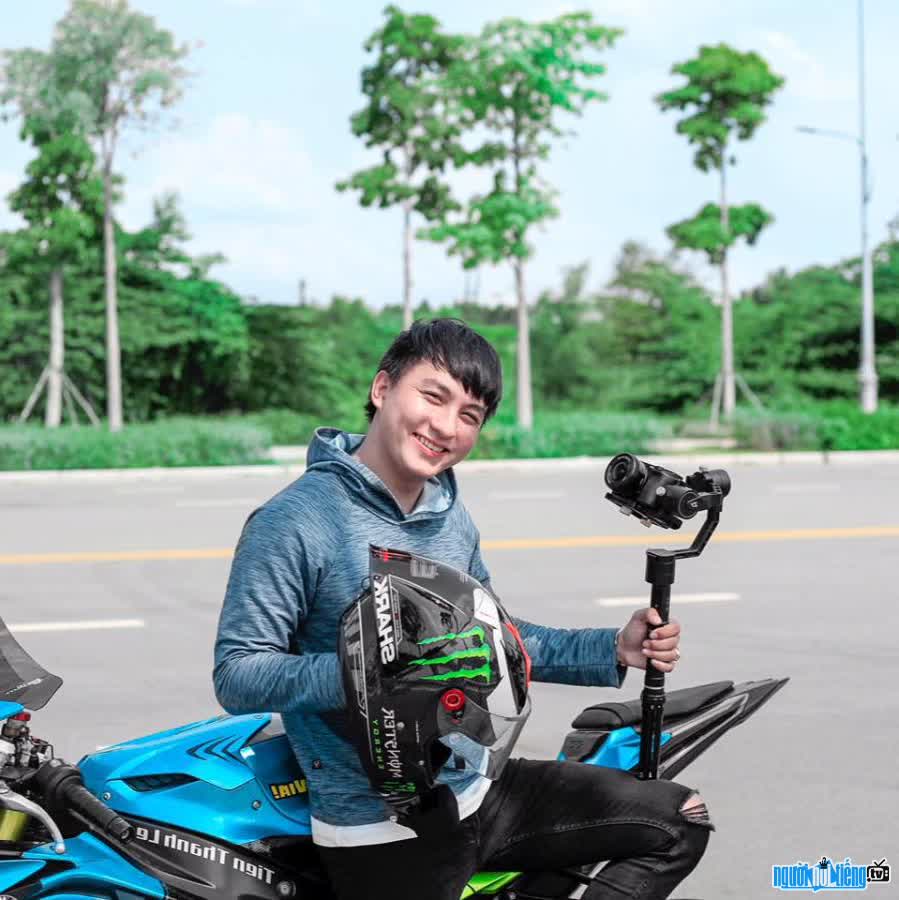 Hình ảnh Youtuber Tiến Thành Lê bên chiếc xe mô tô của mình