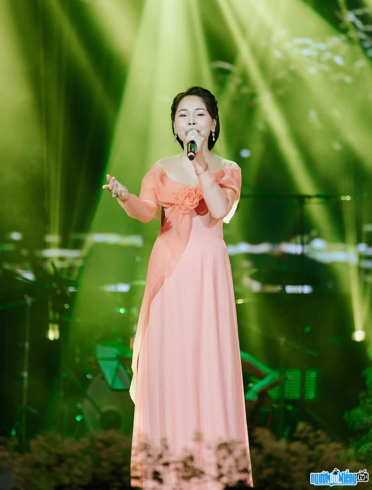  Lam Nguyet Anh burns her heart out on stage