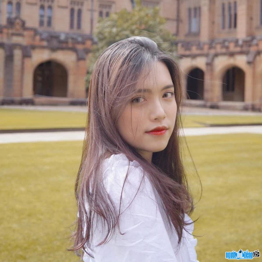 Cận cảnh nhan sắc xinh đẹp của Youtuber De Mẫn Nhi