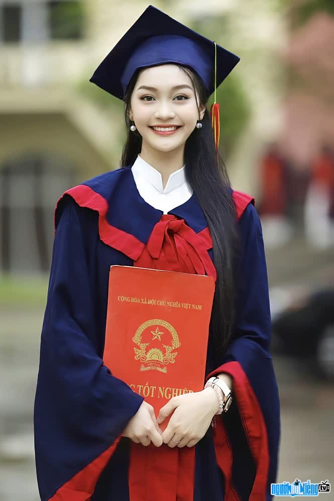  Minh Ngoc radiantly receives a high school diploma