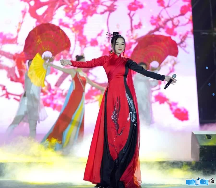  Singer Phuong Thuy burns with all her might on stage