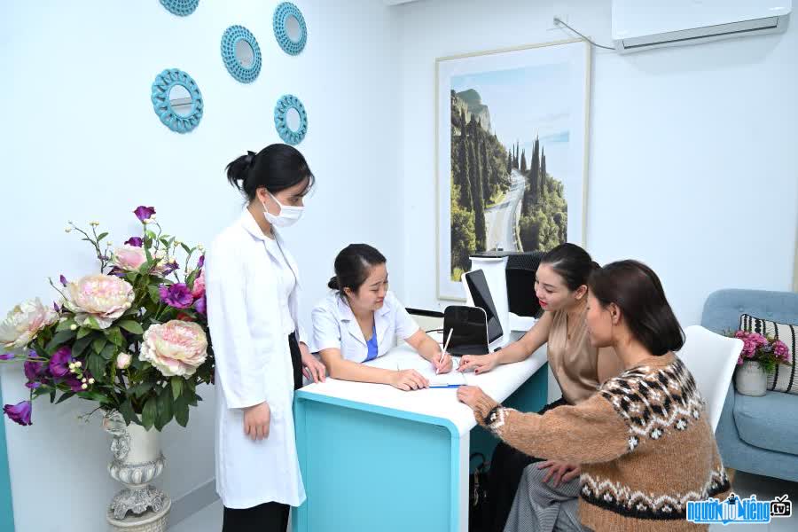 Picture of doctors of Tam Phuc clinic consulting for patients core