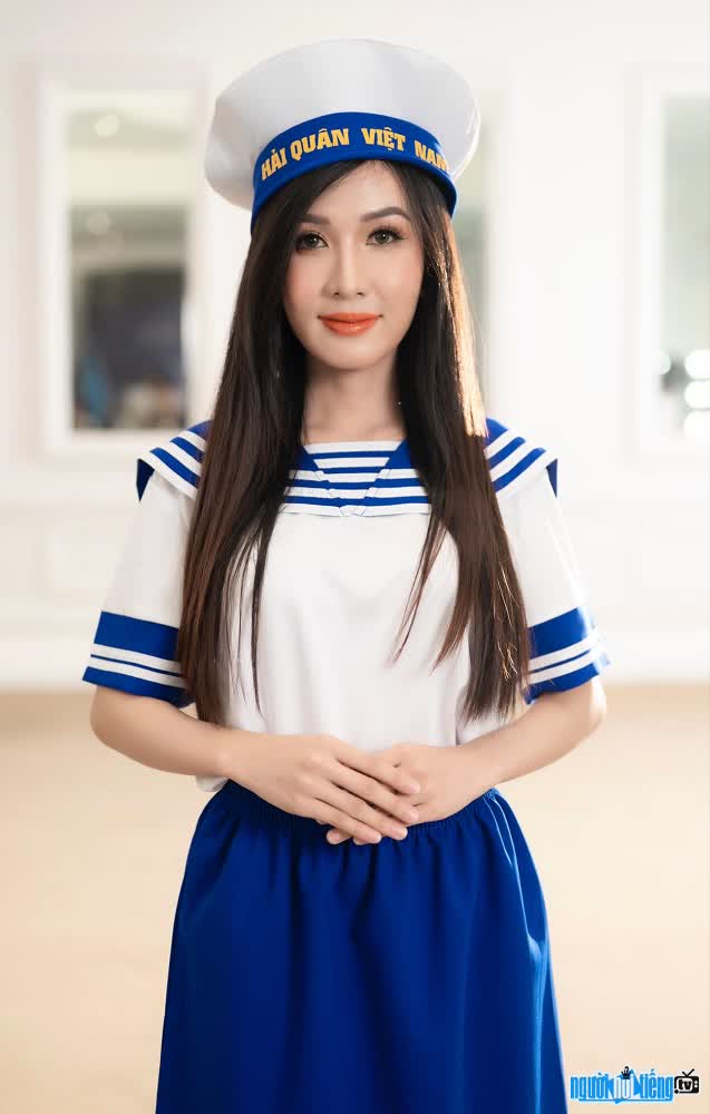 Beautiful Trenny Dang in navy clothes