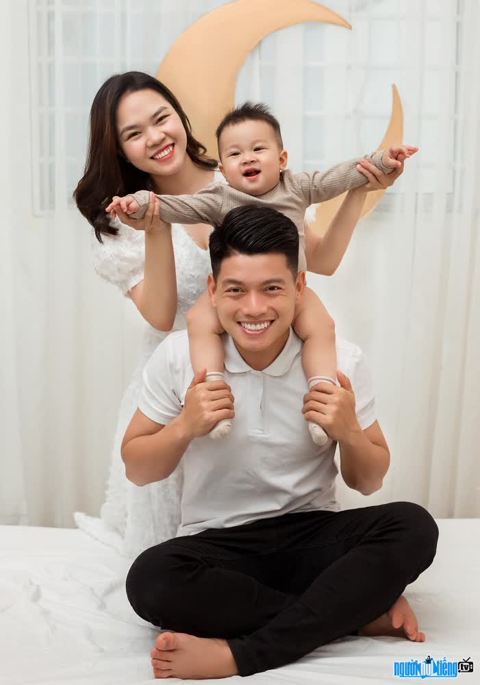  Happy family image of midfielder Tran Thanh Binh