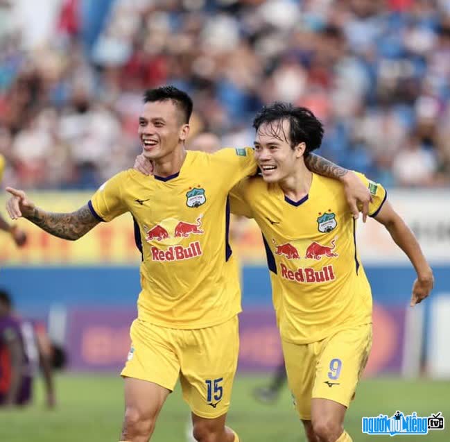 Hình ảnh Nguyễn Hữu Tuấn ăn mừng chiến thắng cùng đồng đội