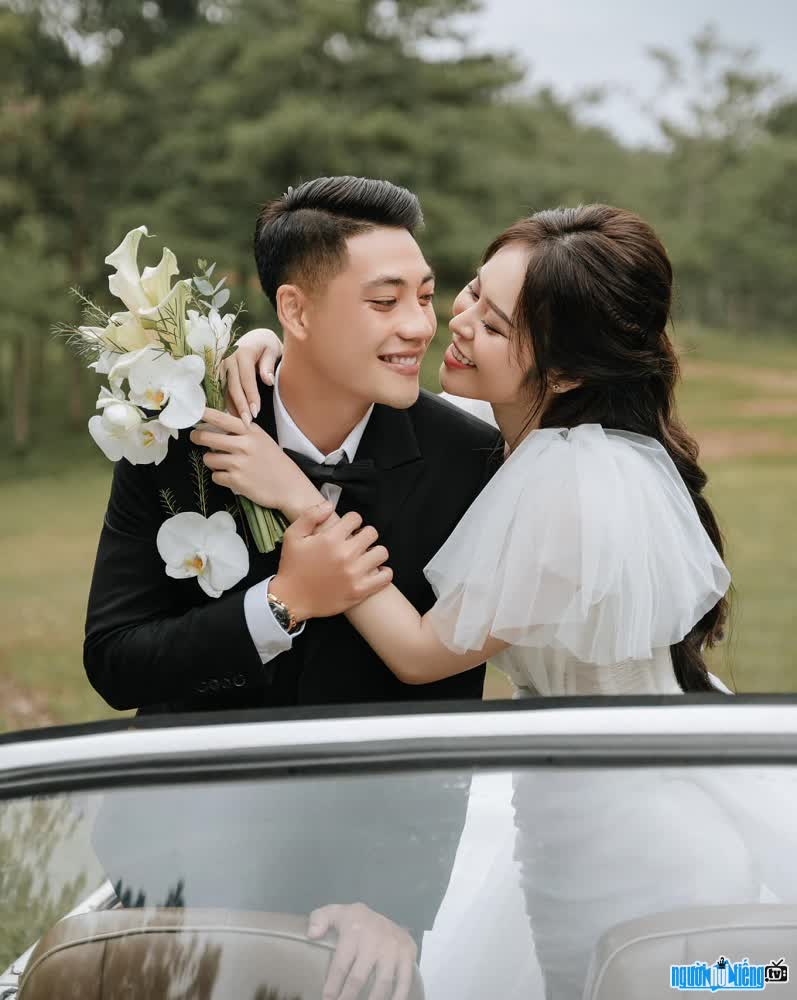 Happy image of the male player Lam Ti Phong with his wife