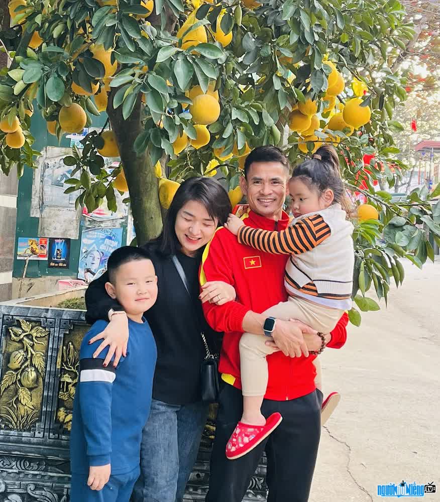 Hình ảnh gia đình hạnh phúc của cầu thủ Hoàng Đình Tùng