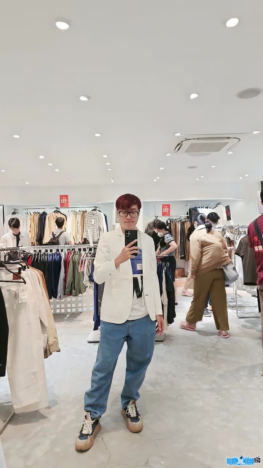 Image of Blogger Nguyen Truc Lam at a fashion store