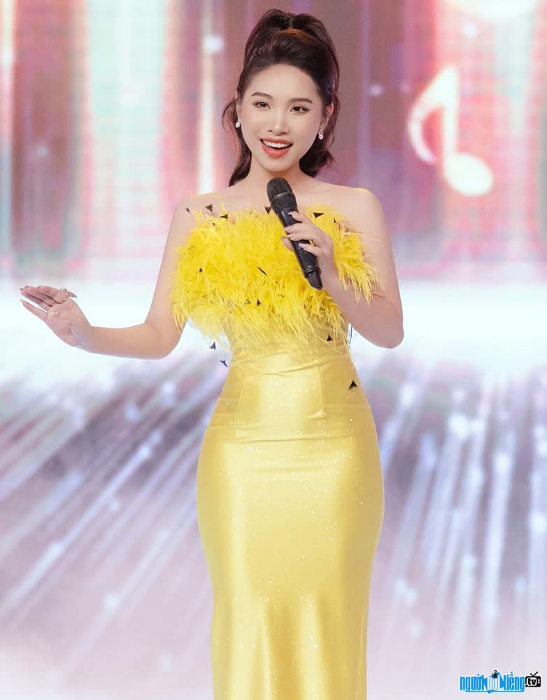 Lan Quỳnh xinh đẹp tỏa sáng trên sân khấu