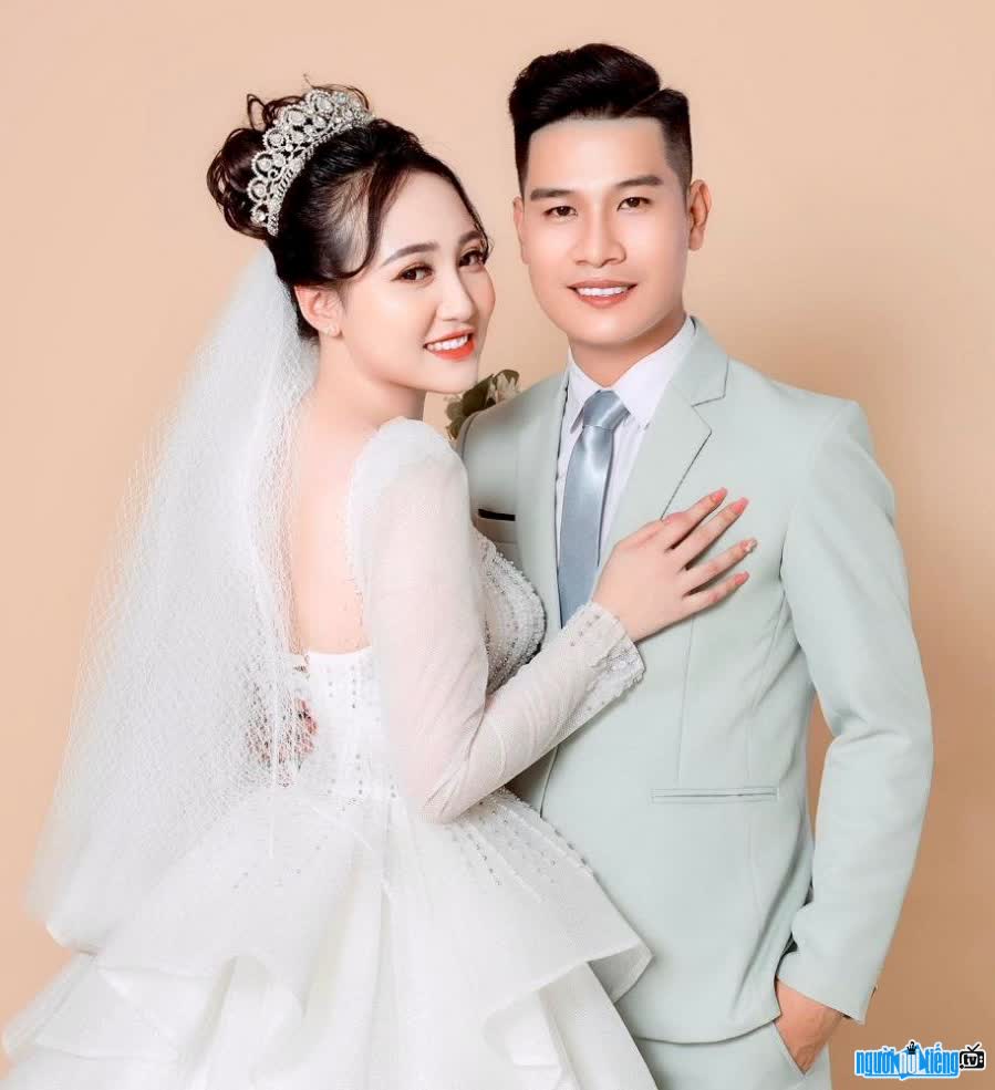 Hình ảnh hạnh phúc của nam ca sĩ Lê Nhật Trường cùng vợ
