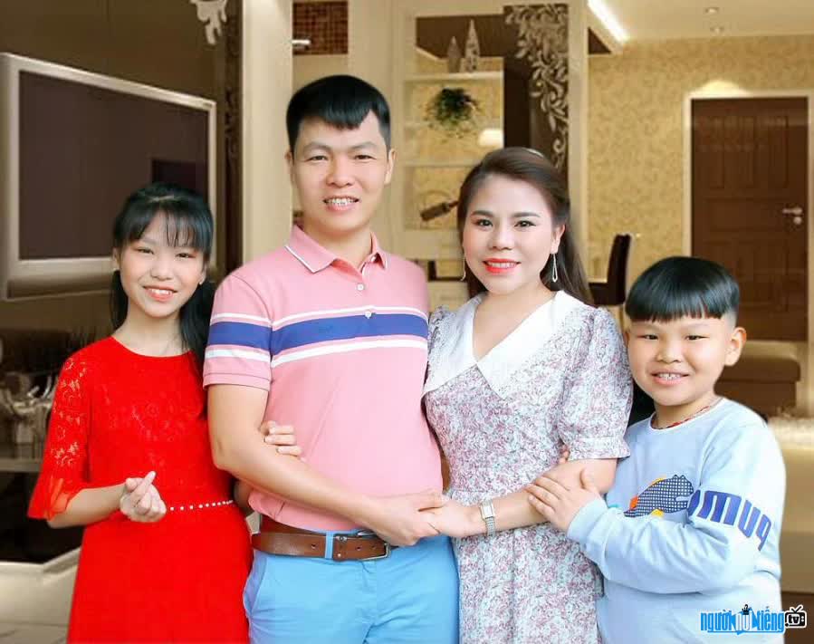  Happy family image of female singer Que Thuong