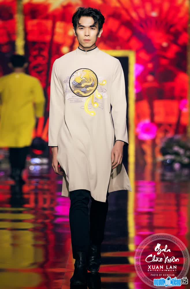  Dinh Long - confidently striding on the catwalk