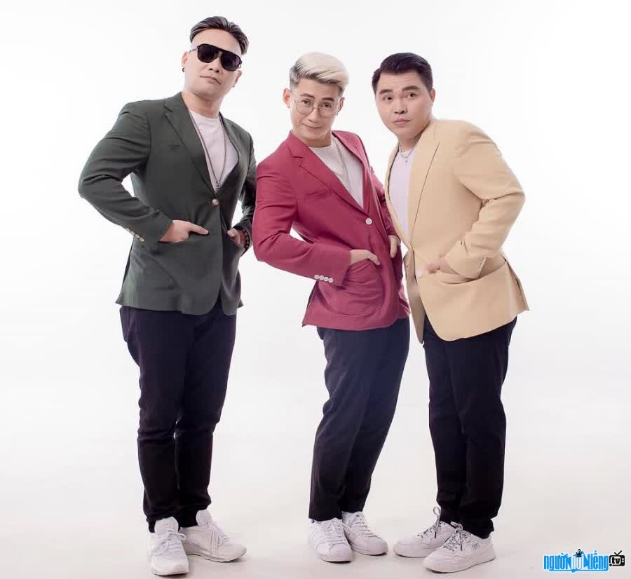  Image of singer Anh Tuan and 2 members of MTV group