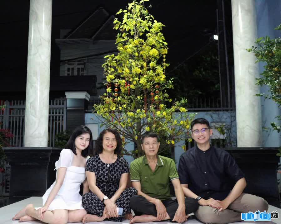 Hình ảnh Nguyễn Lê Tuyết Nhi bên gia đình